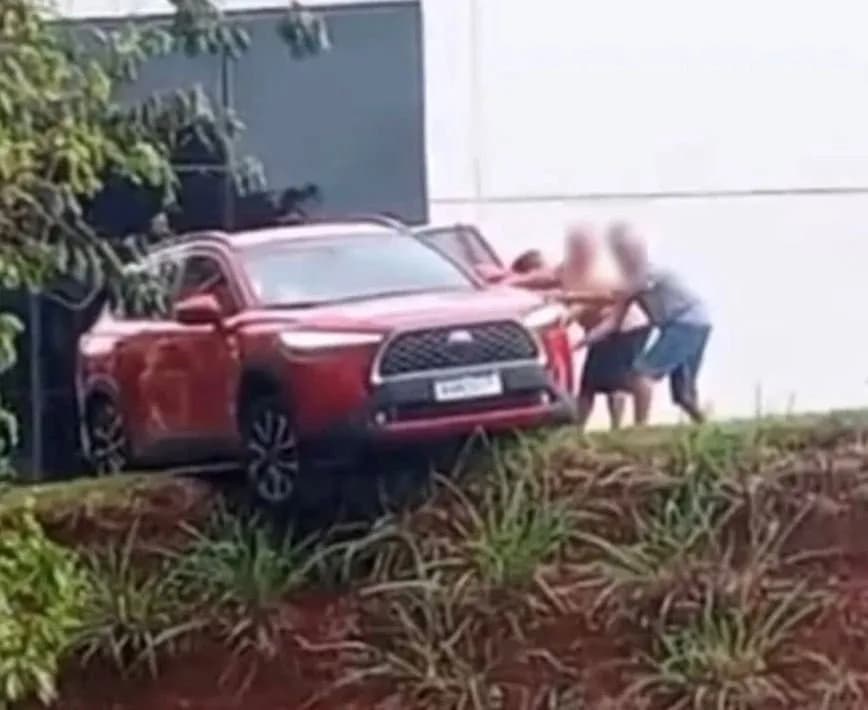 Motorista passa mal e carro quase cai de barranco em estacionamento de shopping em Maringá