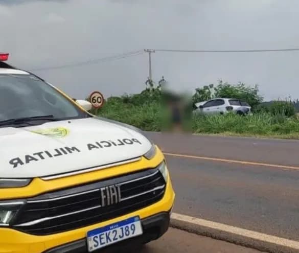 Mulher fica ferida após perder controle e bater em placa de sinalização na PR-323