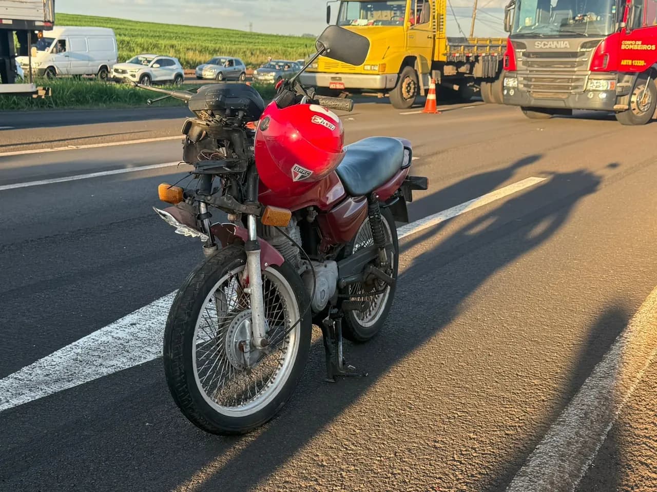 Engavetamento envolvendo cinco veículos deixa motociclista ferido na PR-323, entre Maringá e Paiçandu