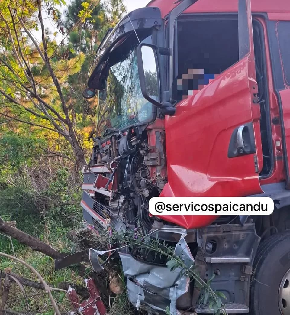 Colisão envolvendo dois carros e caminhão deixa feridos na PR-323