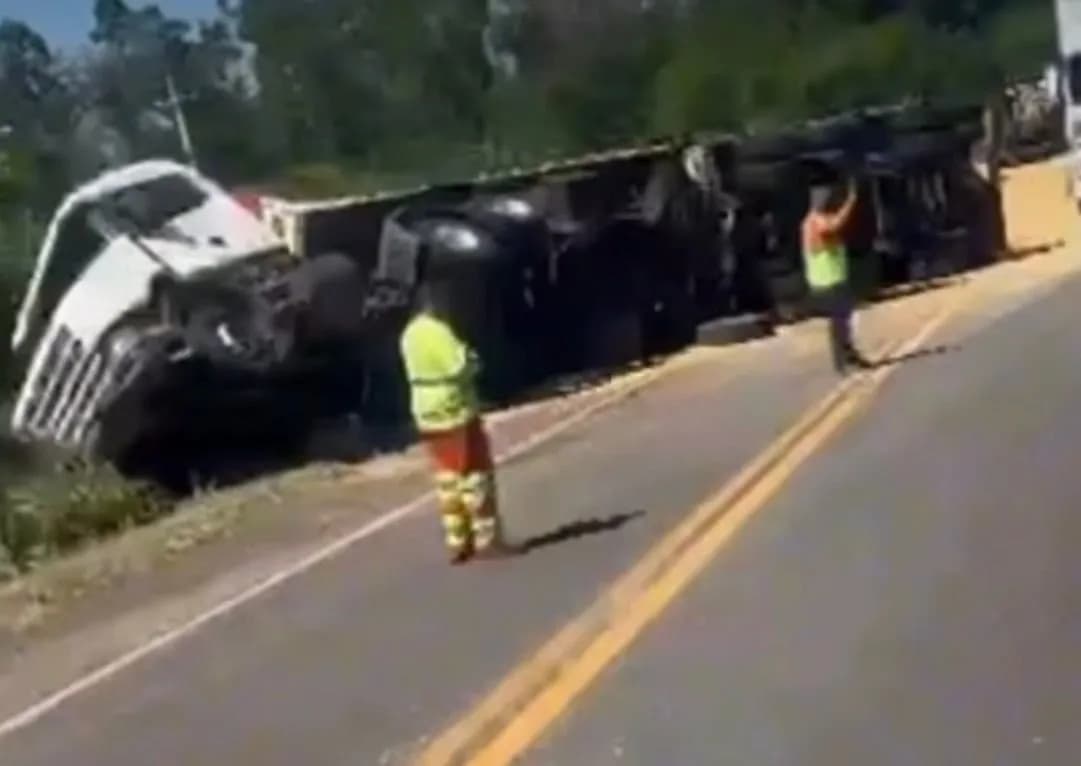 Motorista sai ileso após carreta tombar na PR-323