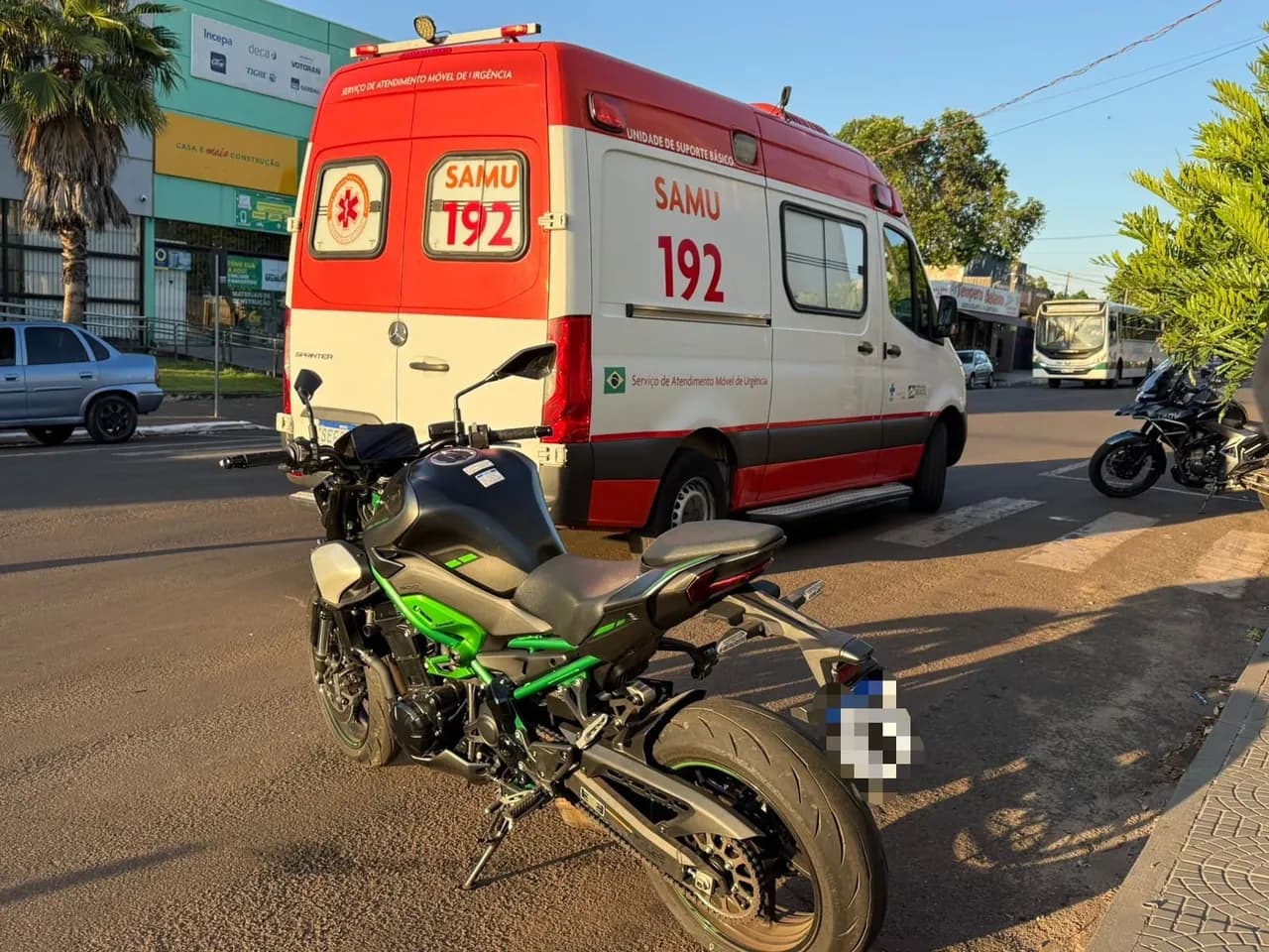 Motociclista fica ferida após colisão entre carro e moto na Avenida Ivaí