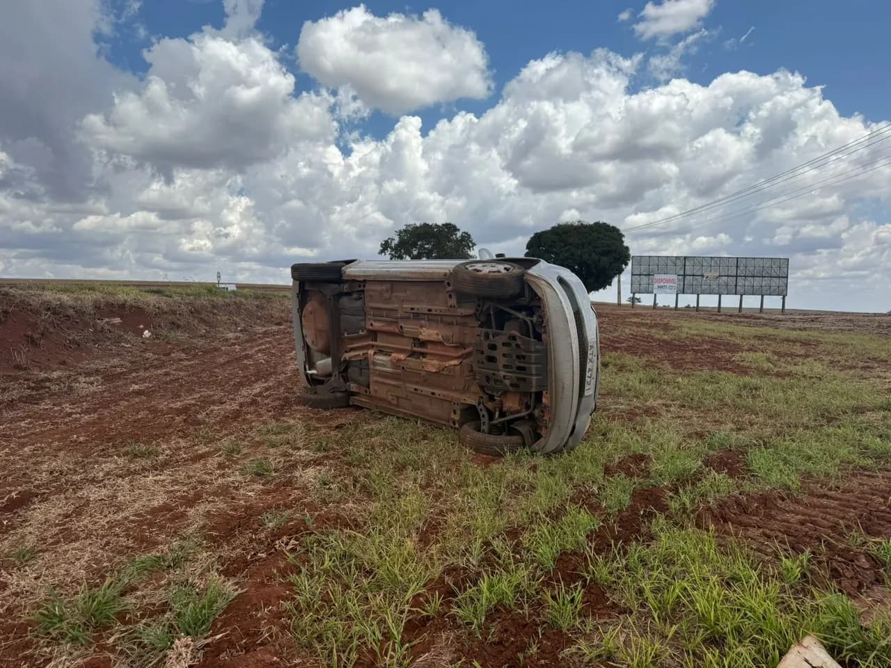 Motorista perde controle da direção e carro capota na PR-323 entre Paiçandu e Água Boa