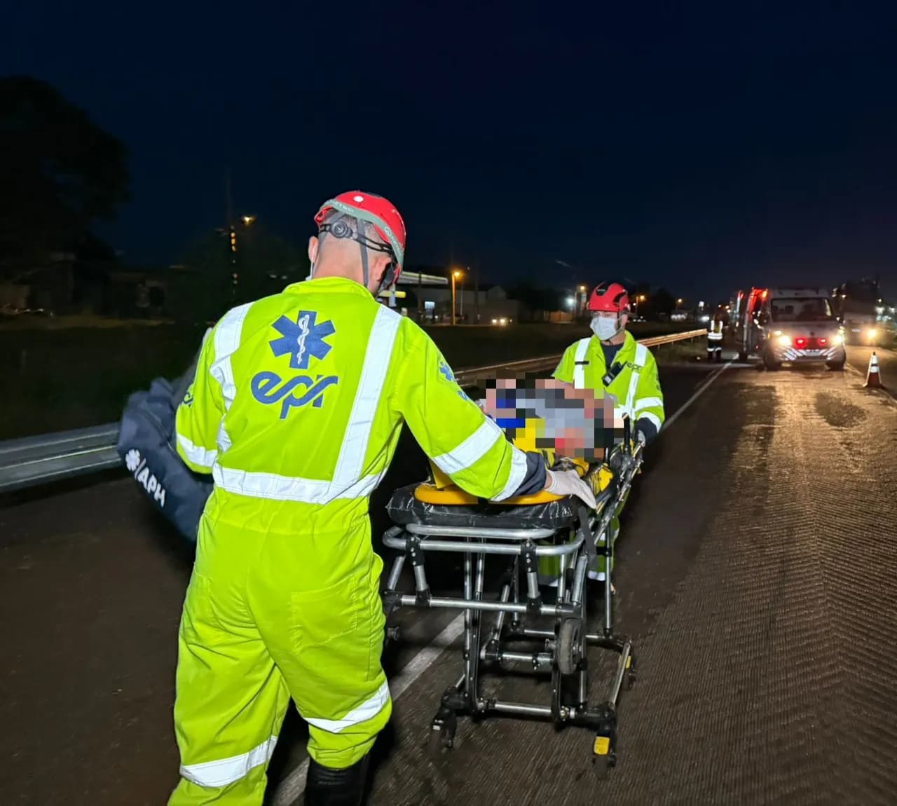 Pai e filha ficam feridos após queda de moto na PR-323, em Paiçandu