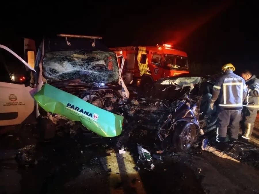 Motorista morre após colisão frontal entre carro e ambulância na PR-323