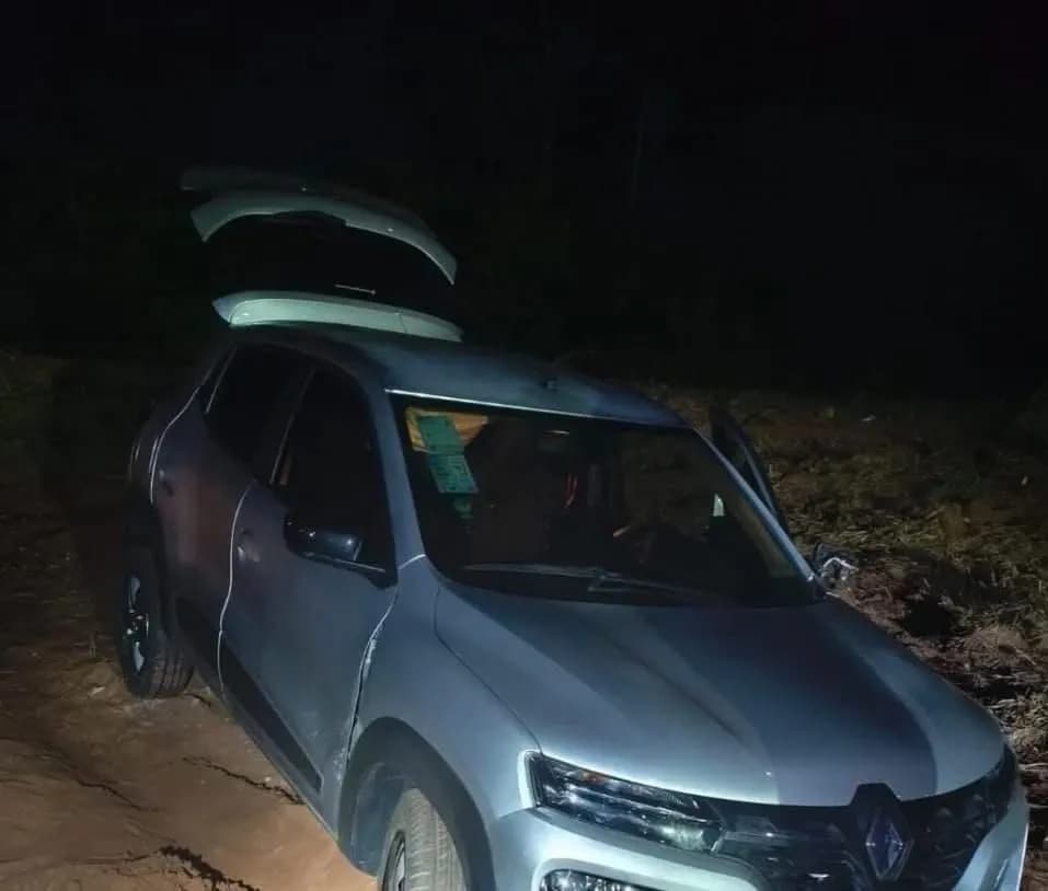 Criminosos se passam por policiais, disparam contra carro e roubam carga de iPhones na PR-323