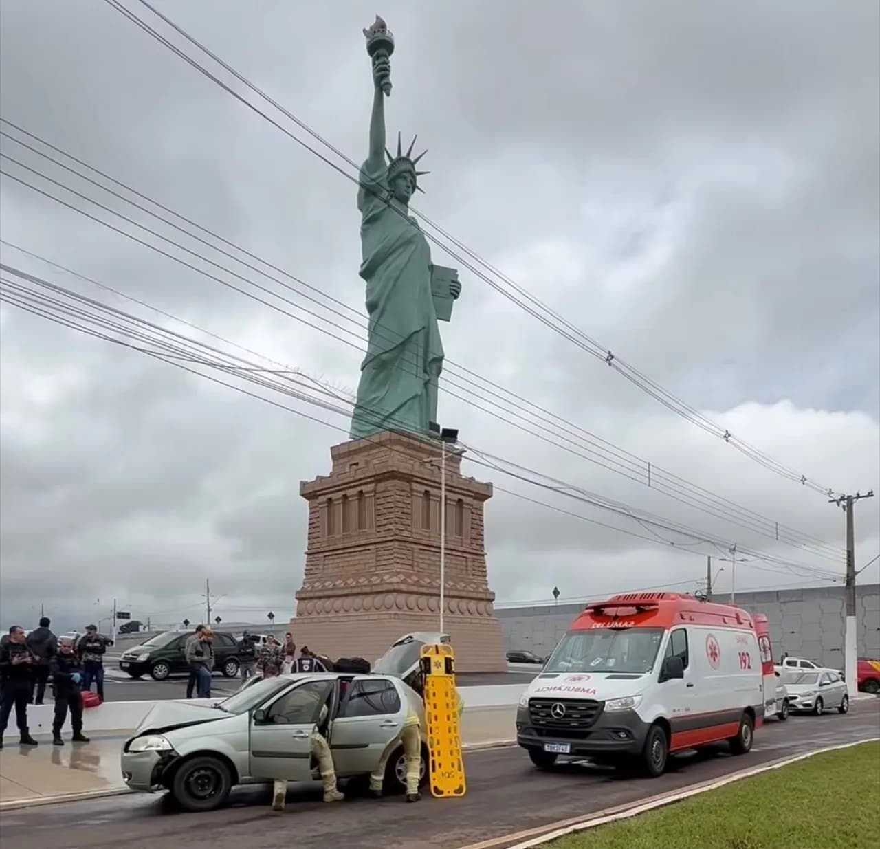 Acidente em frente à Havan deixa motorista e duas crianças feridas em Maringá
