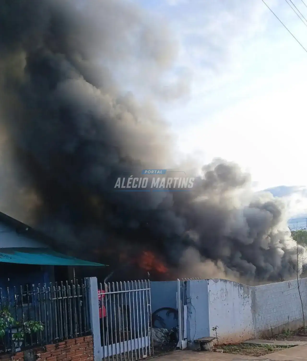 Incêndio destrói residência no Conjunto Itaparica, em Maringá