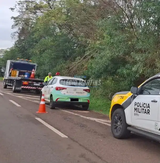 Peça metálica se desprende de caminhão, atinge carro de Prefeitura e deixa dois feridos na PR-323