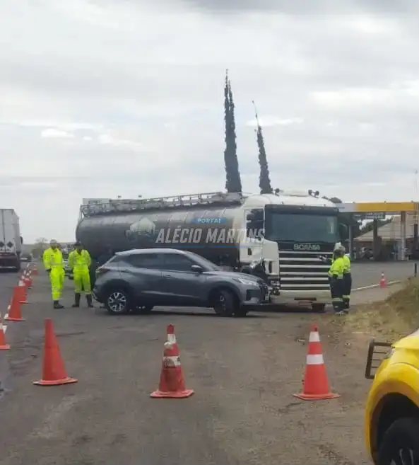 Motorista cruza a rodovia e provoca colisão lateral com caminhão na PR-323
