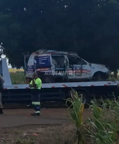 Capotamento deixa veículo destruído e duas pessoas feridas na PR-323, em Paiçandu
