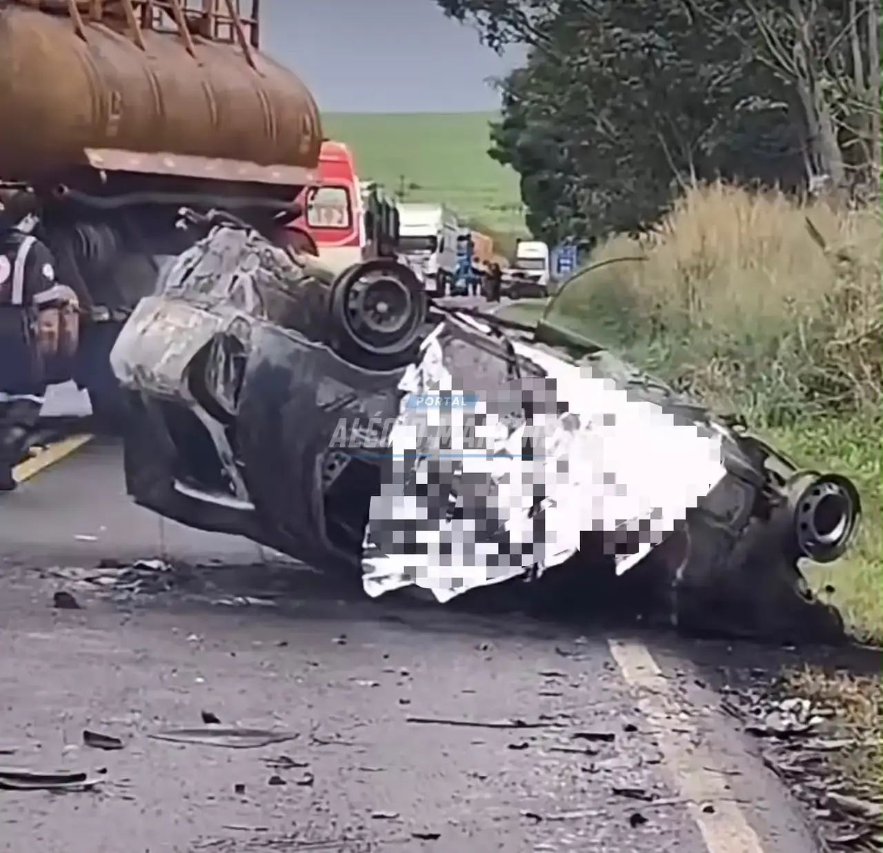 Tragédia na região: carro pega fogo após colisão e três pessoas morrem na PR-317