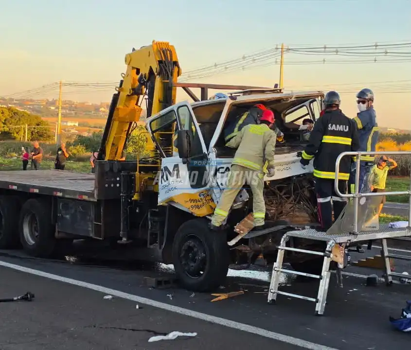 Motorista ficar preso às ferragens após colisão traseira entre Maringá e Iguatemi