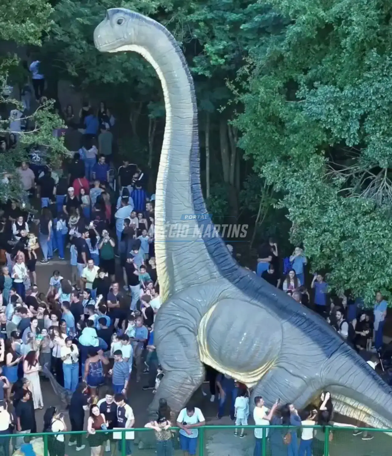 Exposição de dinossauros atrai cerca de 15 mil visitantes ao Parque do Ingá em um único dia