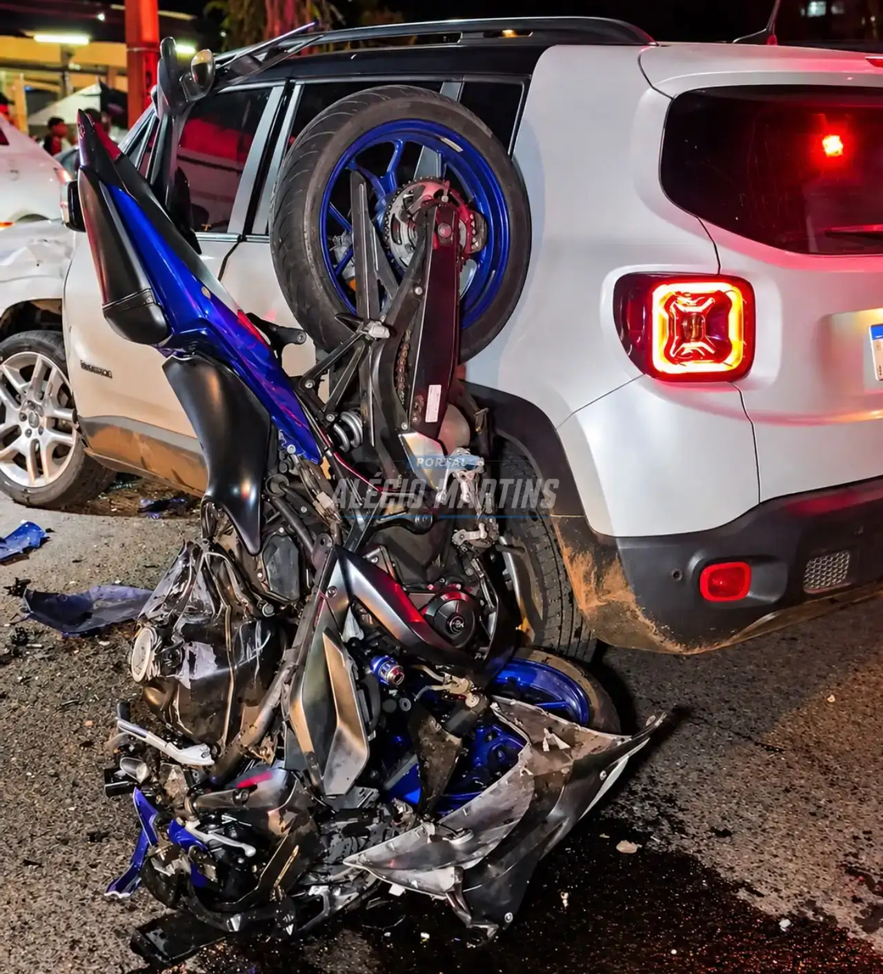 Batida violenta entre carro e moto deixa duas pessoas em estado grave em Maringá