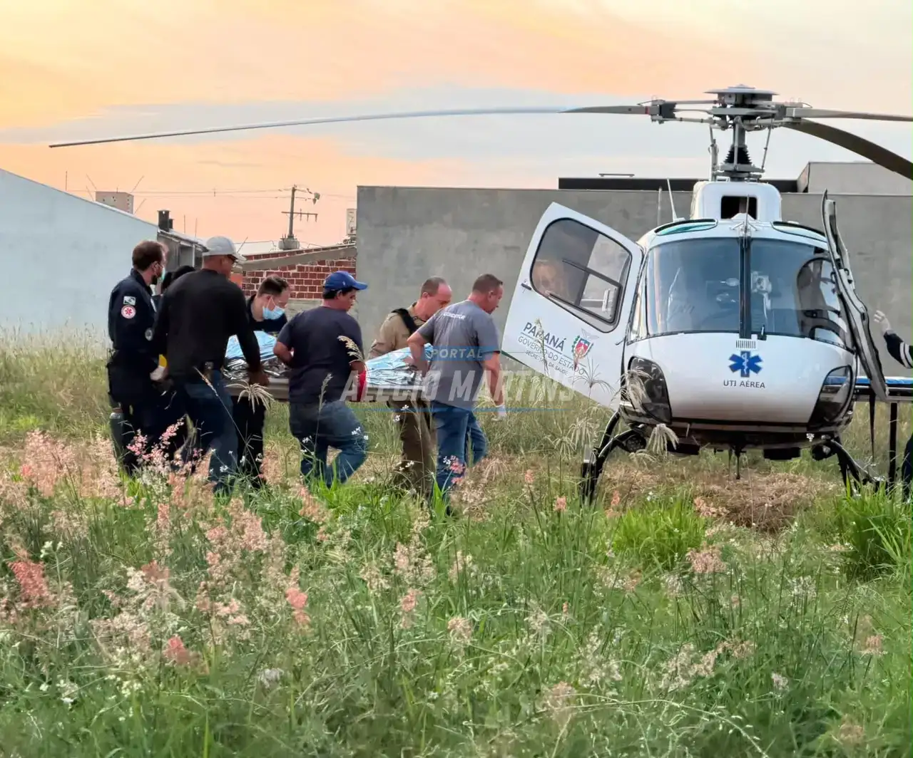Mulher é socorrida de helicóptero após acidente entre moto e carro em Floresta