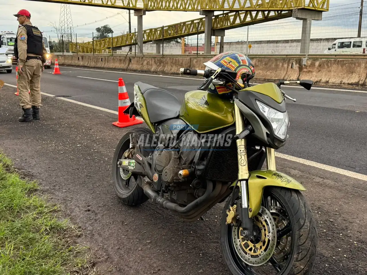 Carro reduz velocidade ao avistar radar e motociclista sofre queda após colisão na PR-323, em Paiçandu
