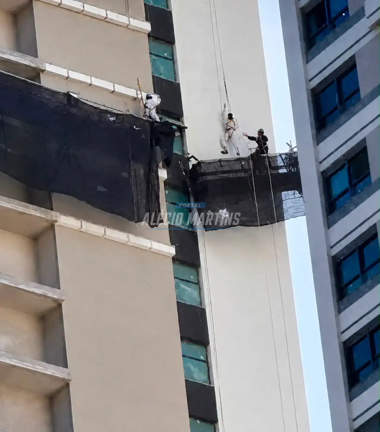 Cena de trabalhador pendurado em prédio assusta moradores em Maringá - ninguém se feriu.
