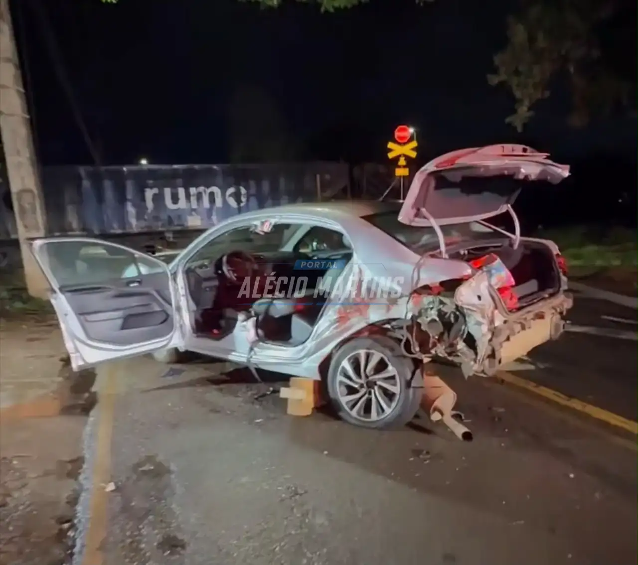 Carro é atingido por trem durante a madrugada em Sarandi; motorista fica ferida