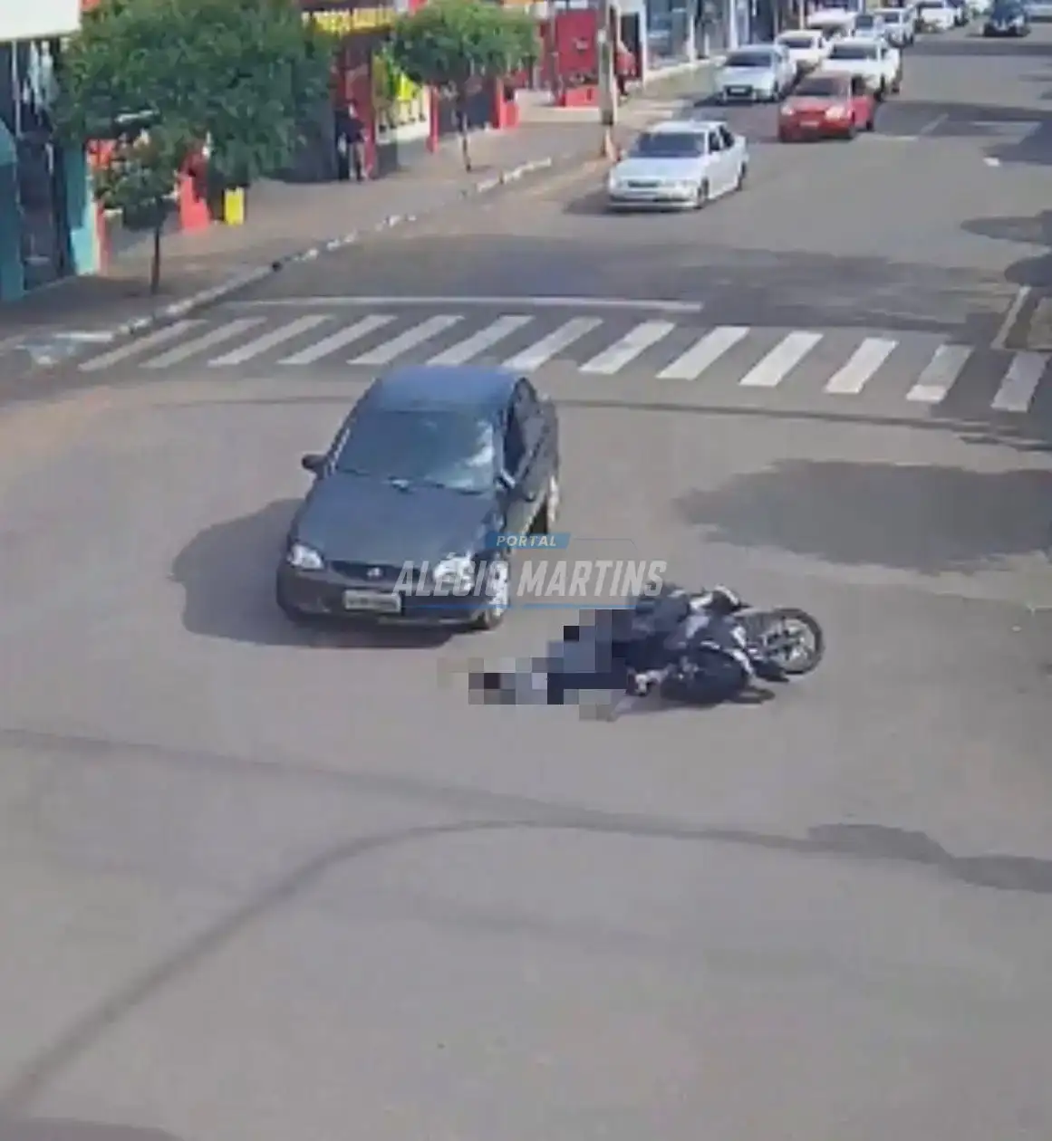 Motorista foge após acidente no centro de Paiçandu; câmera registrou colisão