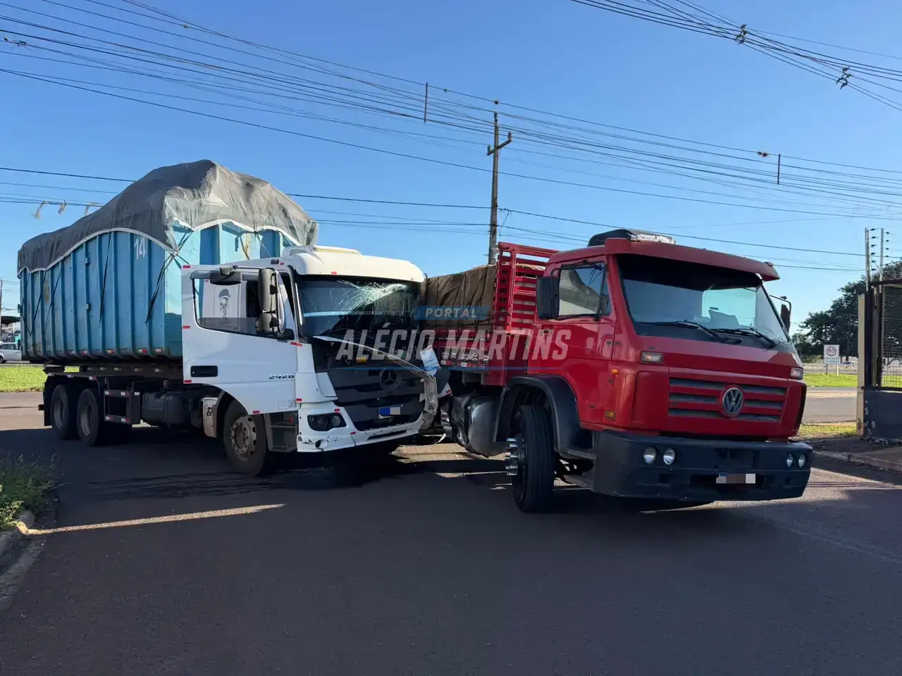 Acidente entre dois caminhões é registrado no início desta manhã em Paiçandu