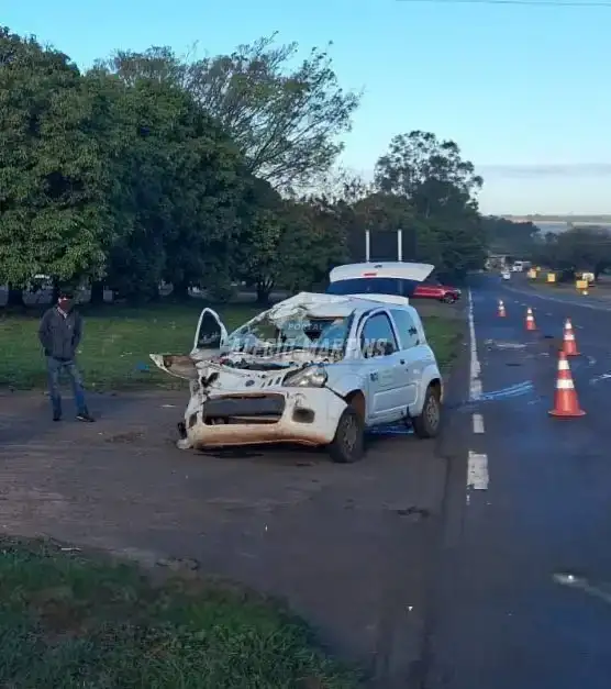 Duas pessoas ficam feridas após batida entre carro e carreta na PR-323