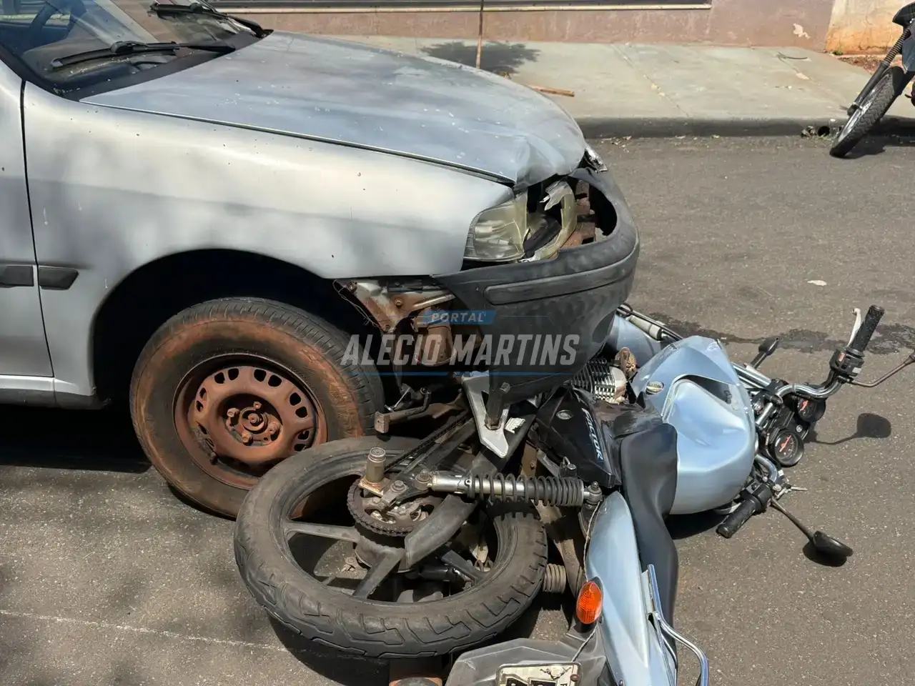 Carro avança preferencial e arrasta moto; motociclista é arremessada sobre veículo em Paiçandu