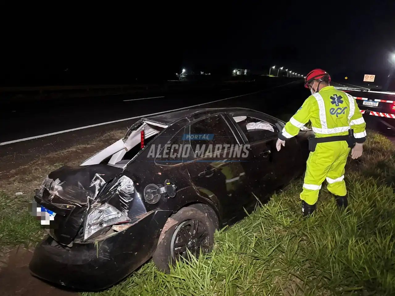 Motorista sai ileso após veículo capotar na PR-323, em Paiçandu