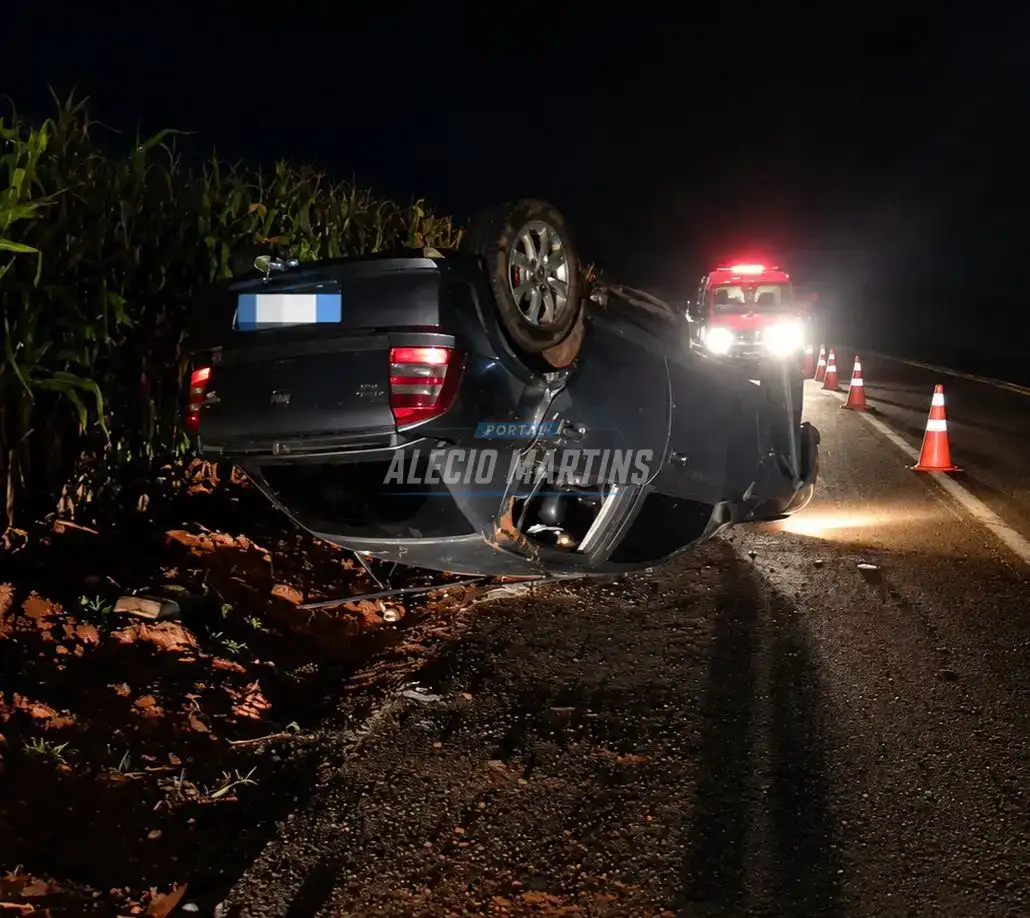 Ao desviar de cachorro na PR-323, motorista capota carro e passageiro é socorrido, em Doutor Camargo