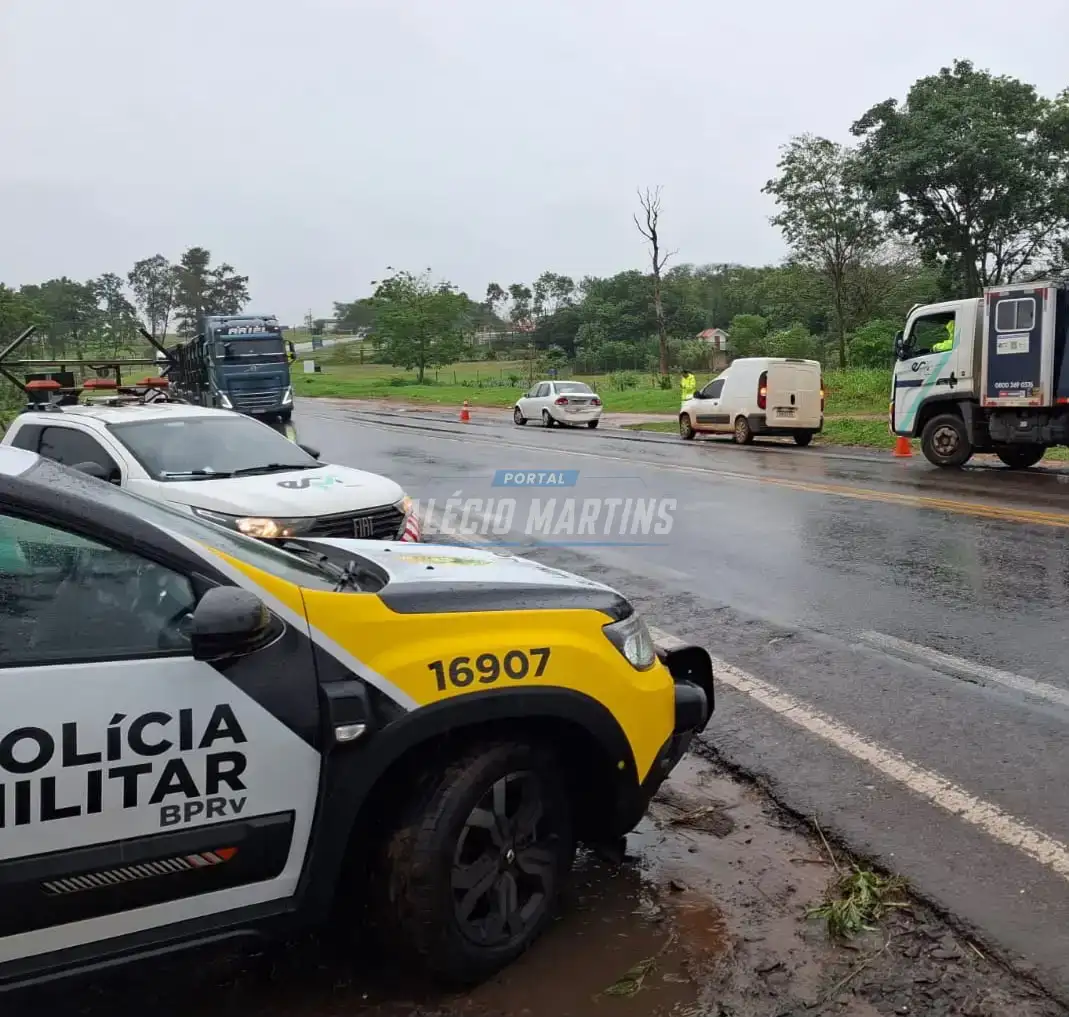 Colisão traseira deixa mulher e adolescente feridas na PR-323