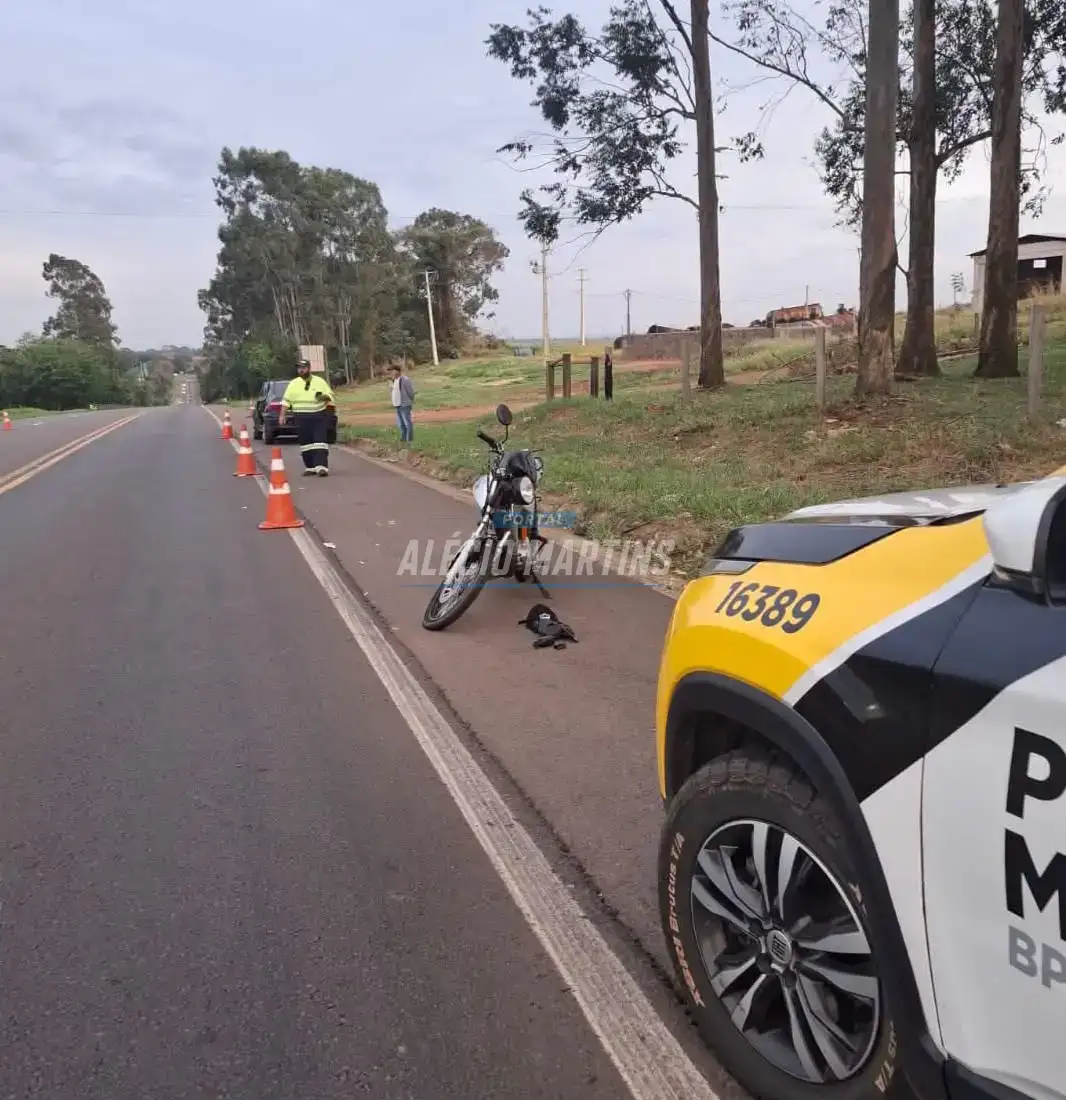 Duas pessoas ficam feridas após colisão entre carro e motocicleta na PR-323