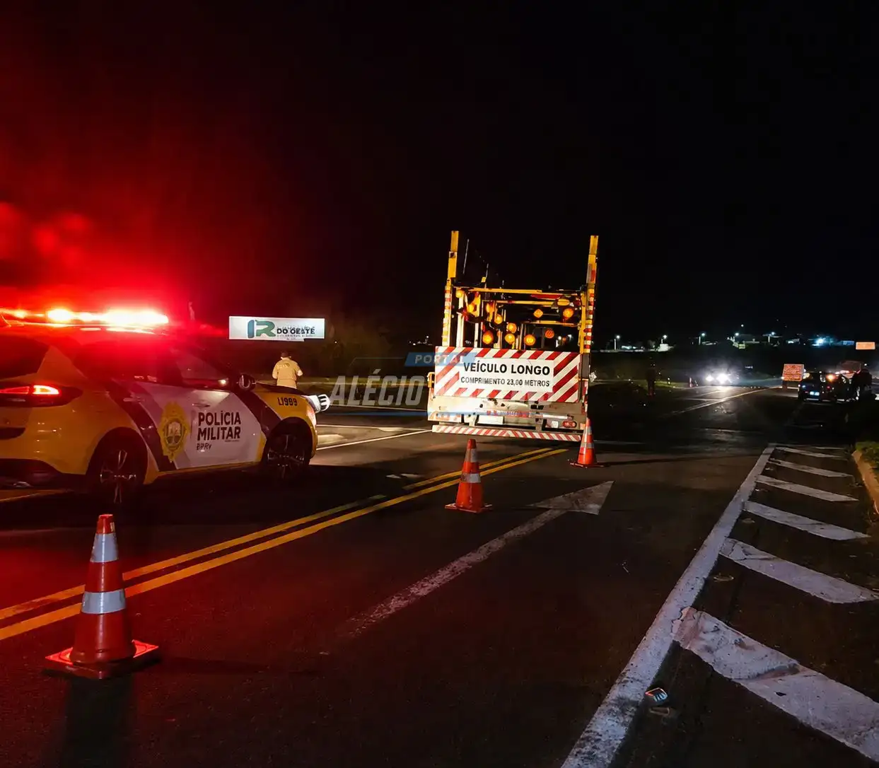 Cruzamento em trevo termina em colisão entre carro e caminhão na PR-323