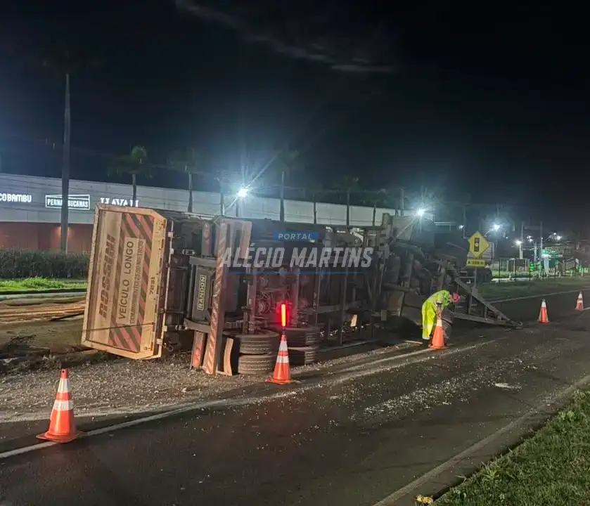 Carreta carregada com soja tomba na rotatória do Catuaí e interdita a PR-317 por cerca de duas horas
