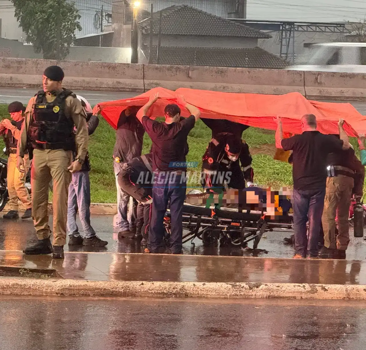 Motociclista enrosca em fio solto, sofre queda grave e precisa ser intubado em Paiçandu