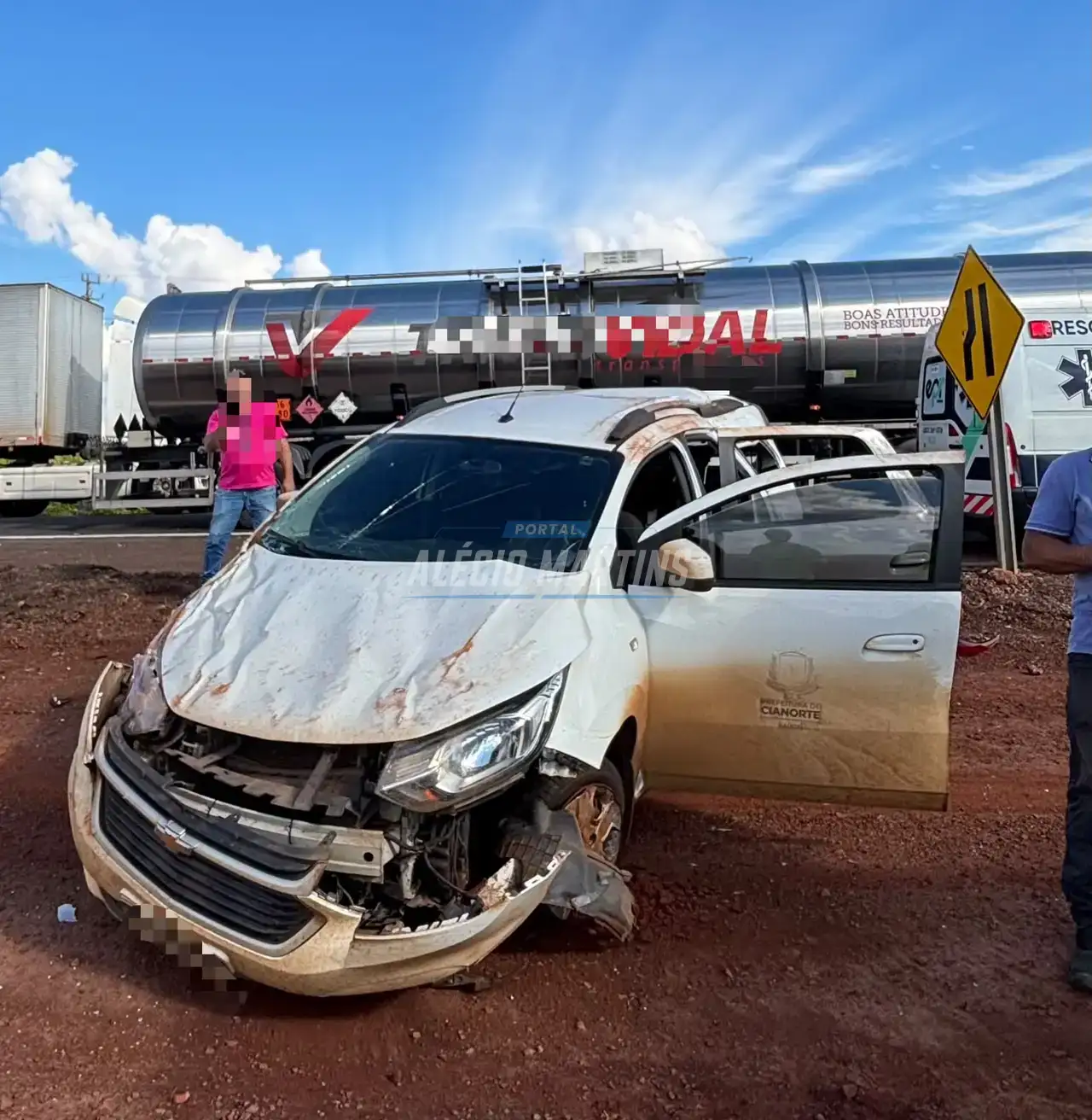 Cadeirante de 11 anos fica ferida após caminhão atingir carro de prefeitura da região na PR-323; veículo capota com impacto