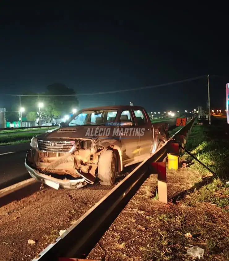 Idoso perde o controle da direção e caminhonete bate em guard-rail da rodovia em Paiçandu; passageira foi socorrida