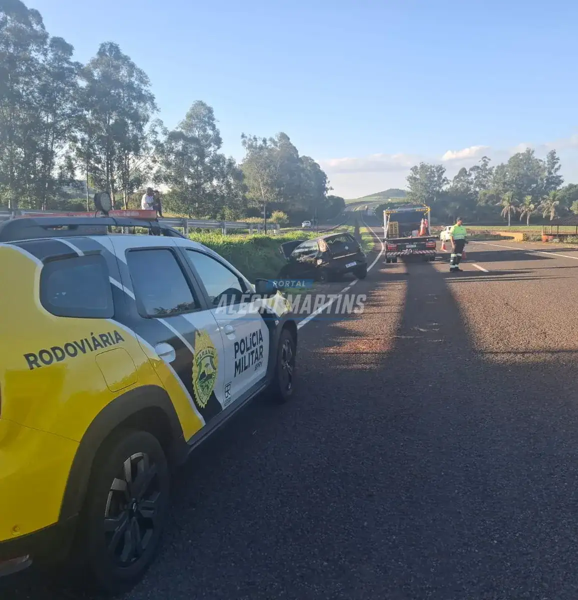Motorista fica ferido após carro sair da pista e atingir barranco na PR-323