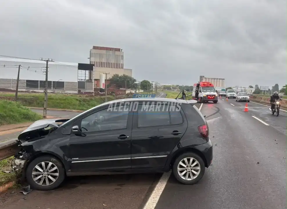 Carro roda na pista e bate contra guard-rail entre Paiçandu e Maringá
