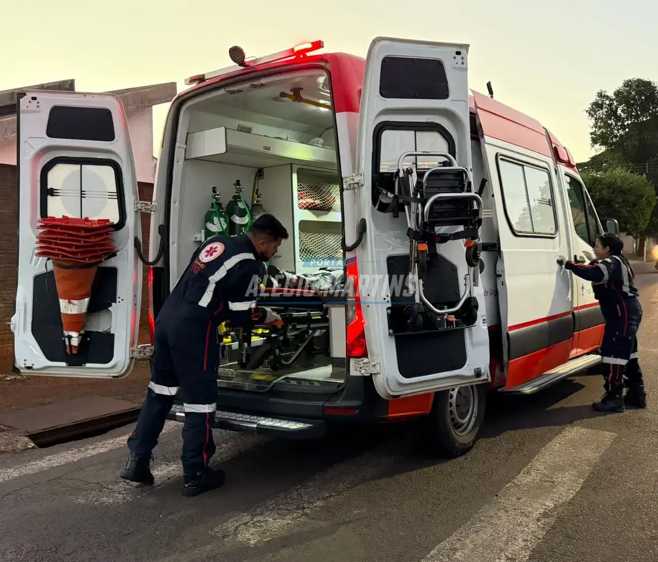 Adolescente de 13 anos avança a preferencial com bike elétrica e fica ferida após colisão com carro em Paiçandu