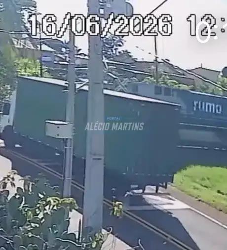 Motorista morre após caminhão ser atingido por trem em Apucarana