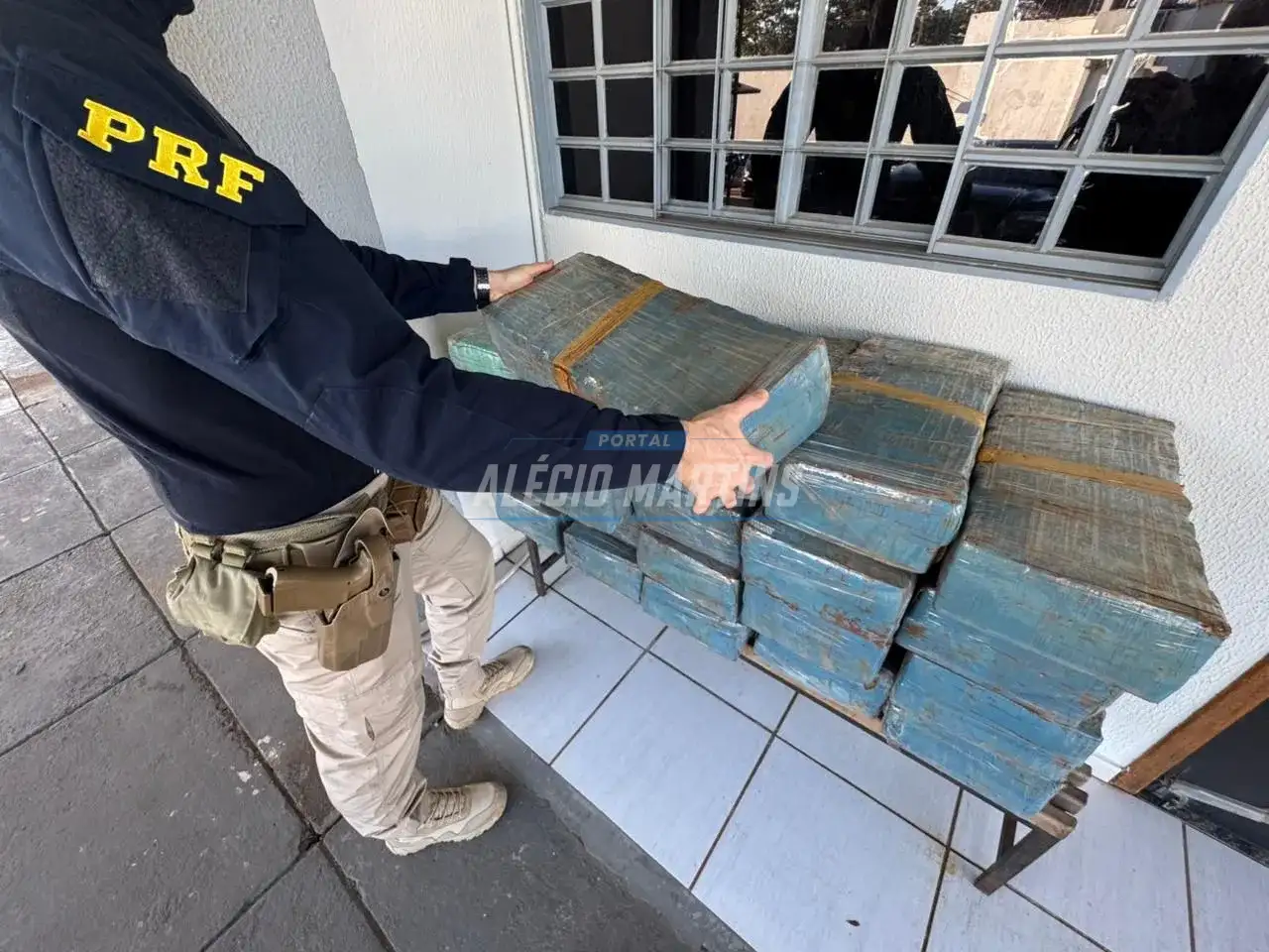 PRF apreende mais de 400 quilos de maconha após perseguição na PR-323