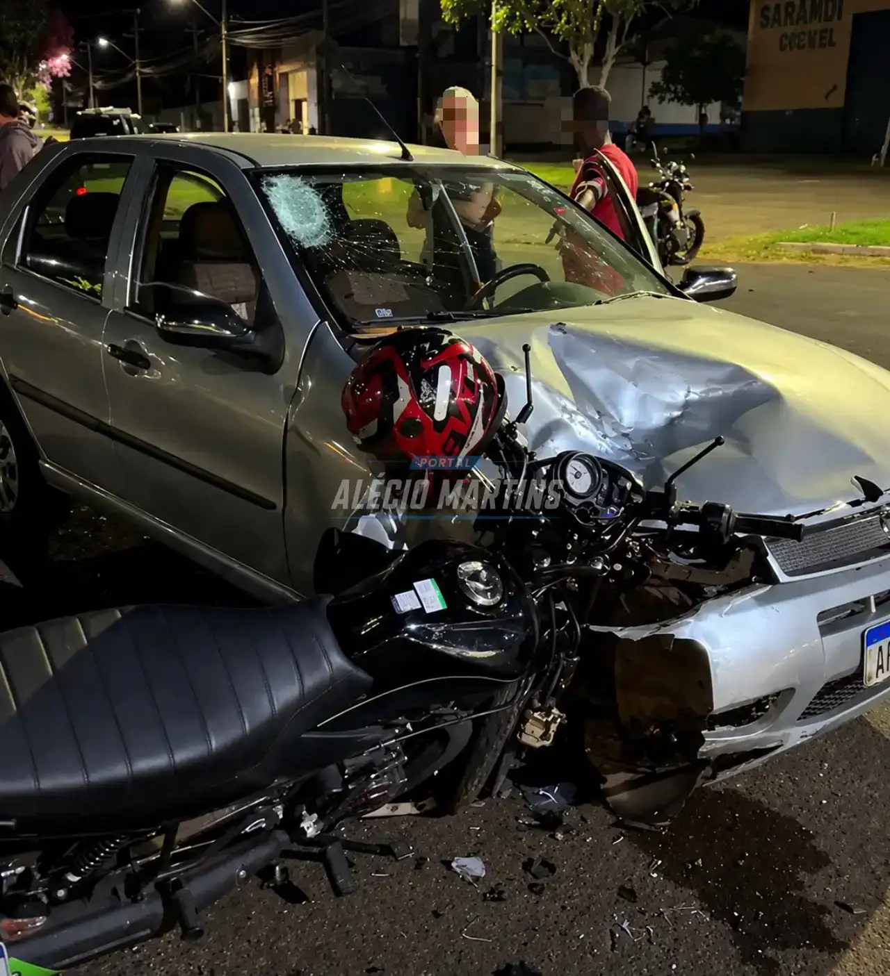 Motociclista é arremessado e moto fica presa na frente de carro após colisão em Marialva