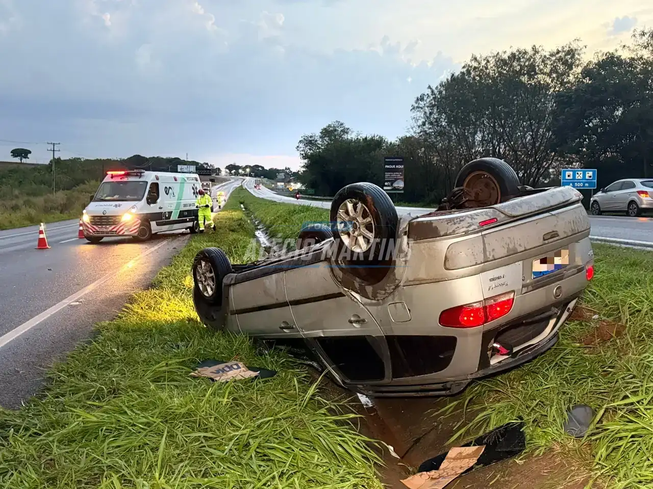 Motorista fica ferido após carro capotar na PR-323 entre Paiçandu e Água Boa