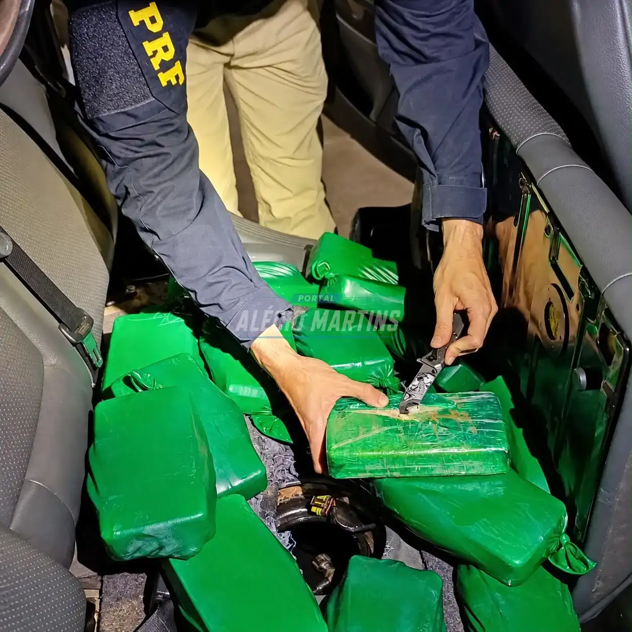 PRF encontra mais de 20kg de pasta base de cocaína escondidos no tanque de combustível de carro em Maringá