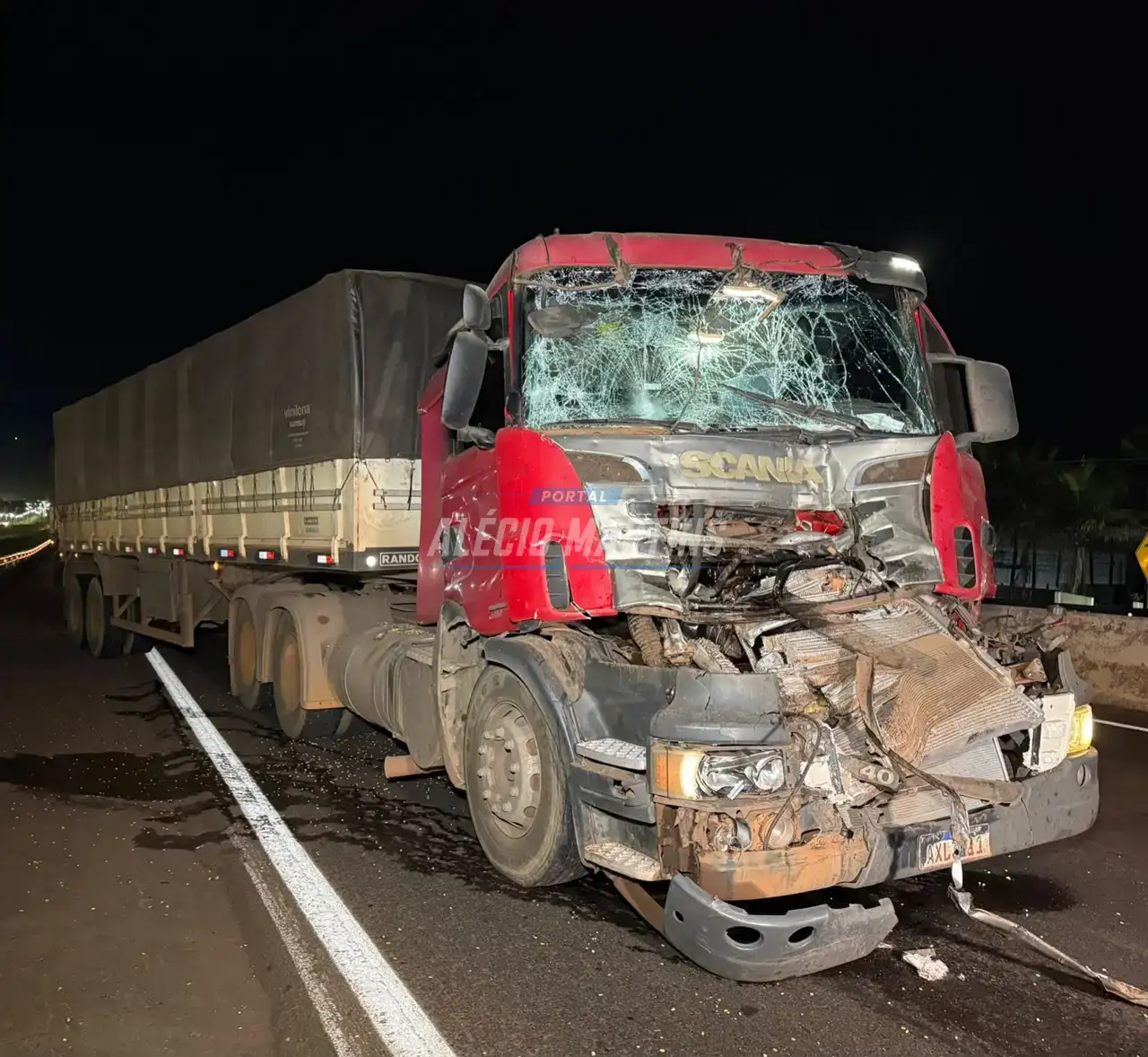 Acidente entre carretas deixa caminhoneiro ferido na PR-323, em Paiçandu