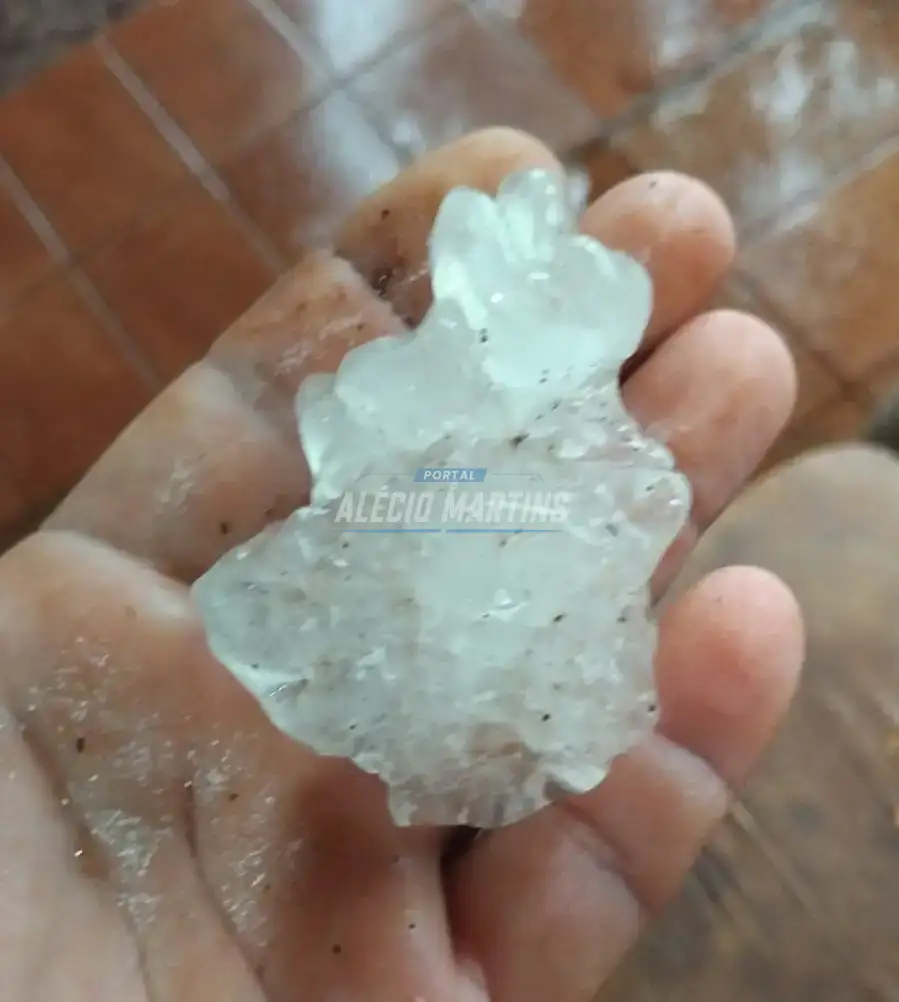Chuva de granizo é registrada no distrito de Água Boa, em Paiçandu
