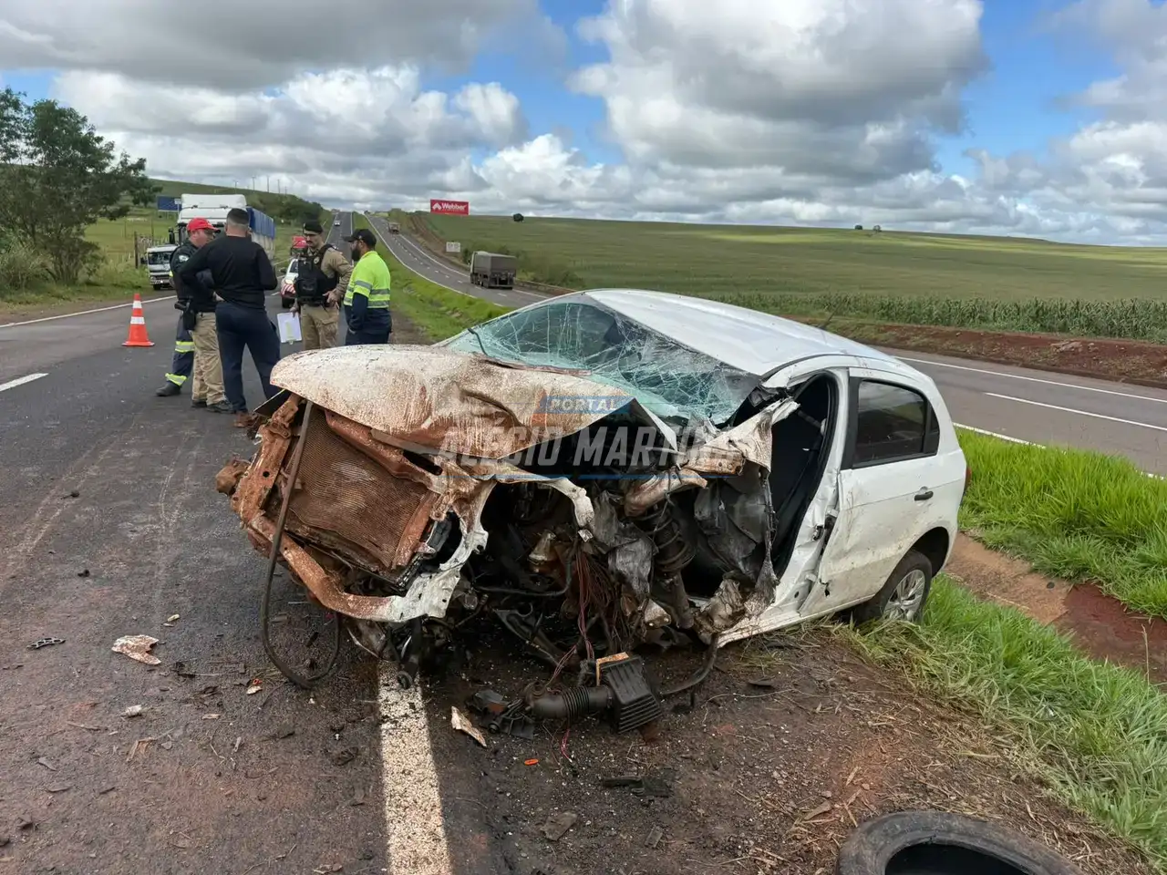 Porta do carro é arrancada e tanque de carreta destruído; motorista sobrevive a violenta colisão frontal entre Paiçandu e Água Boa