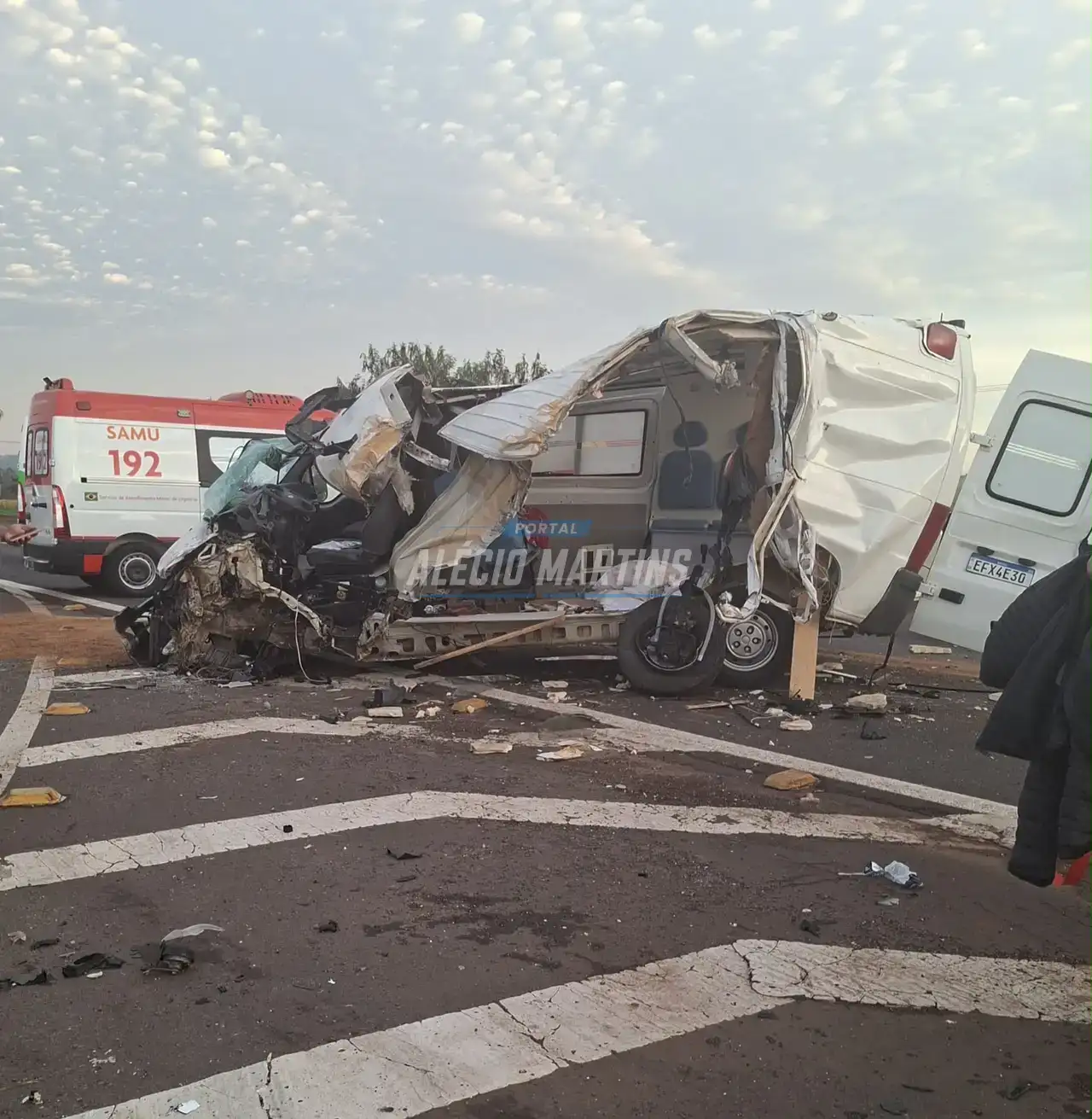 Van que transportava paciente se envolve em colisão frontal com carreta e caminhão na PR-323; motorista e técnica de enfermagem ficam gravemente feridos