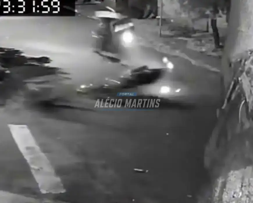 Câmera de segurança registra grave colisão entre motocicletas no Jardim Canadá, em Paiçandu