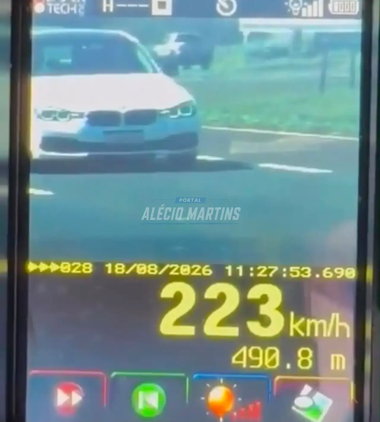 BMW é flagrada a mais de 220km/h em rodovia no Paraná